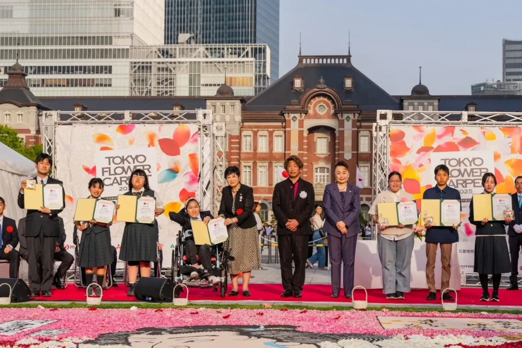 お花の画用紙表彰式の様子