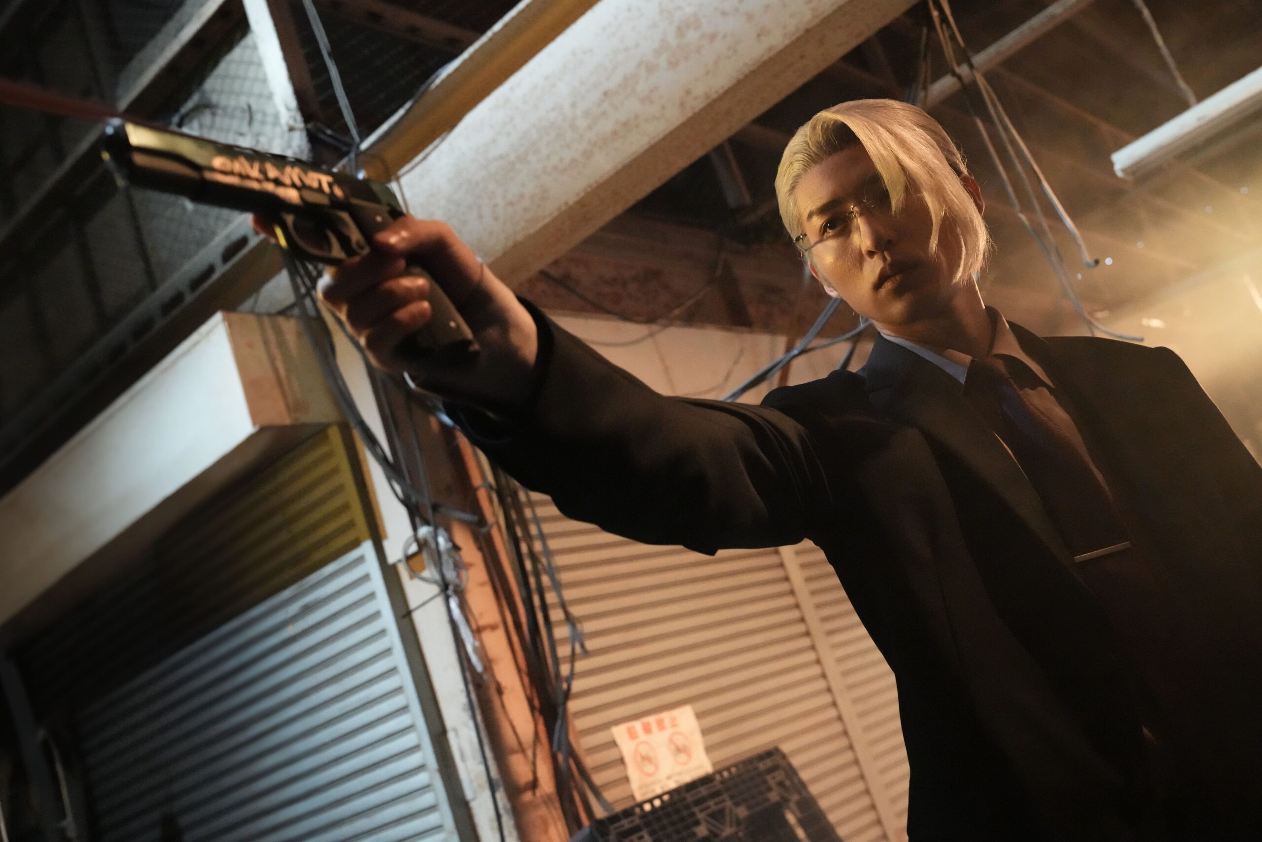 坂本太郎（目黒蓮）のアクションシーン（C)鈴木祐斗／集英社 (C)2026映画「SAKAMOTO DAYS」製作委員会