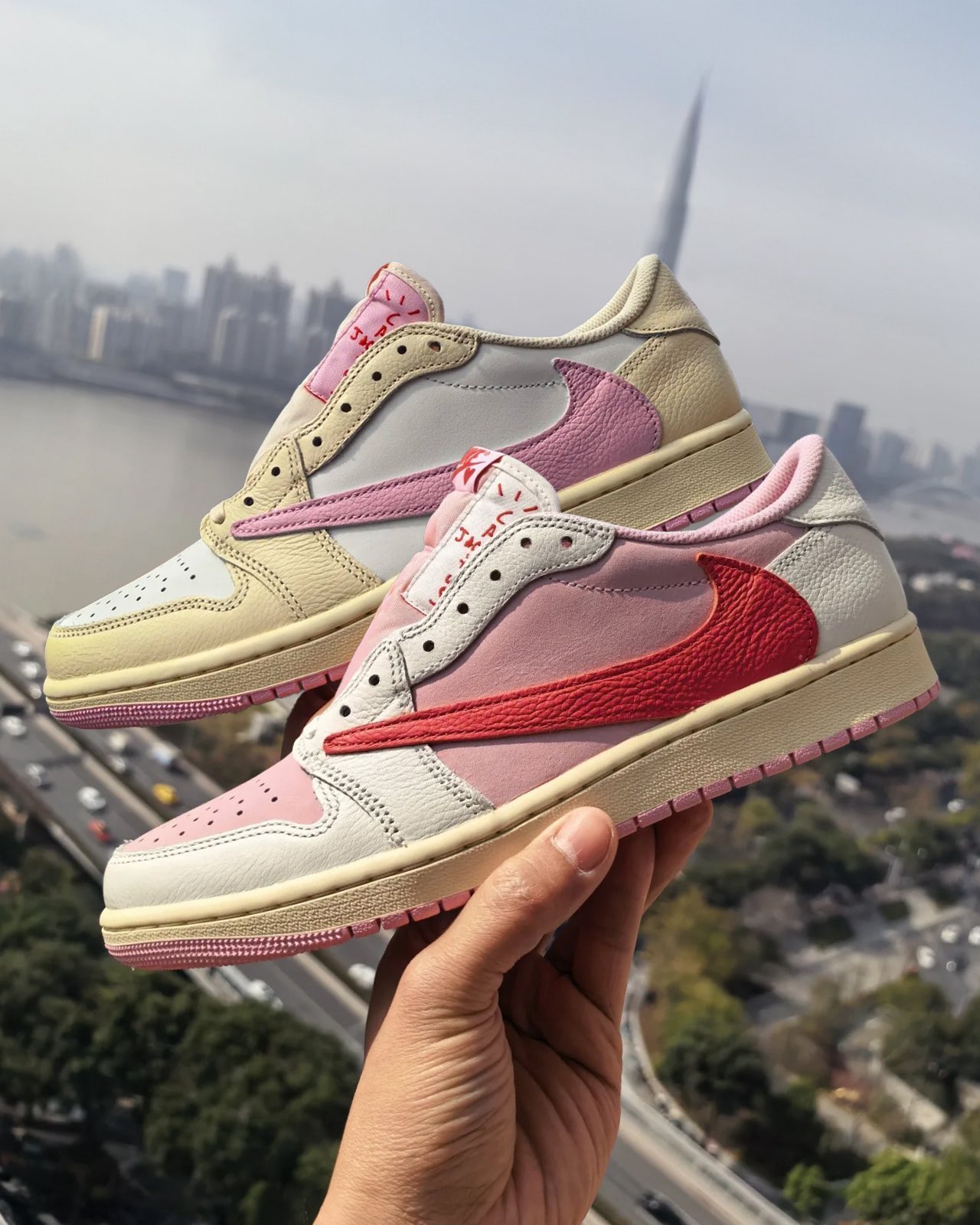 Travis Scott x AJ1 Low OGピンクパック5/29発売|2色展開の全情報