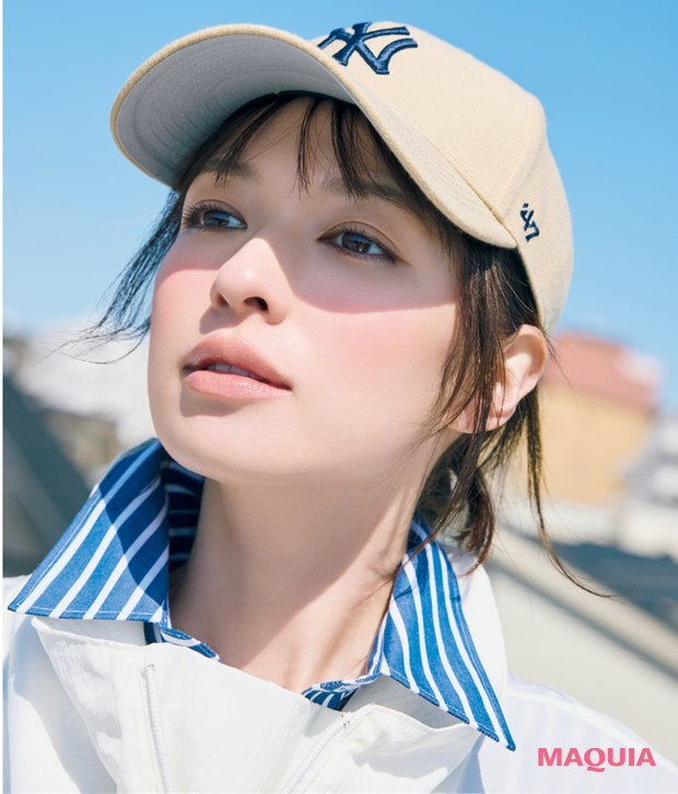 ベージュキャップに合う夏メイク術|コーラルチーク×ゆるシニョン2026