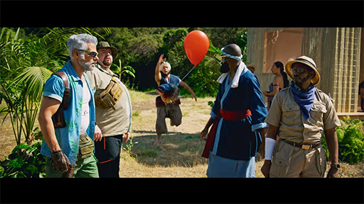 実写を交えたローンチトレイラー