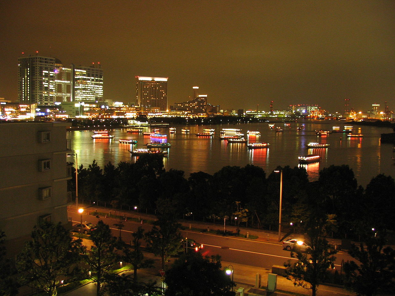 出典: Wikimedia Commons「Odaiba at night.jpg」by Konoburao (CC BY-SA 3.0) ※お台場エリアのイメージ