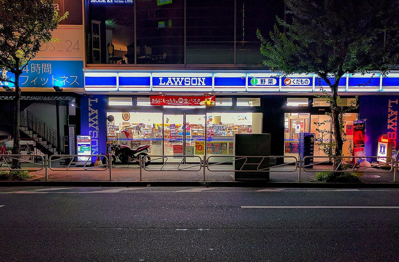 ローソン店舗の外観 夜のLAWSON店頭でポケカ30thを予約