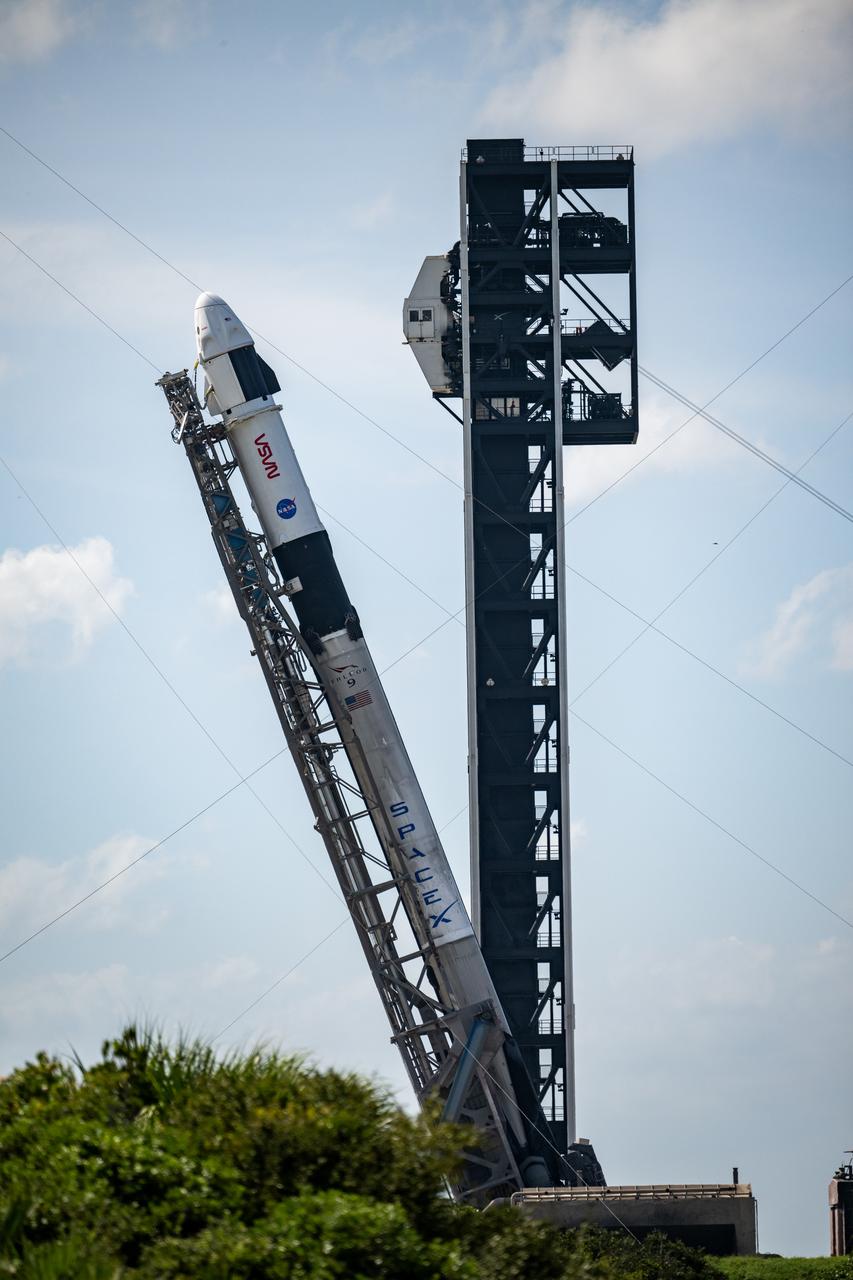 ファルコン9ロケットのロールアウト