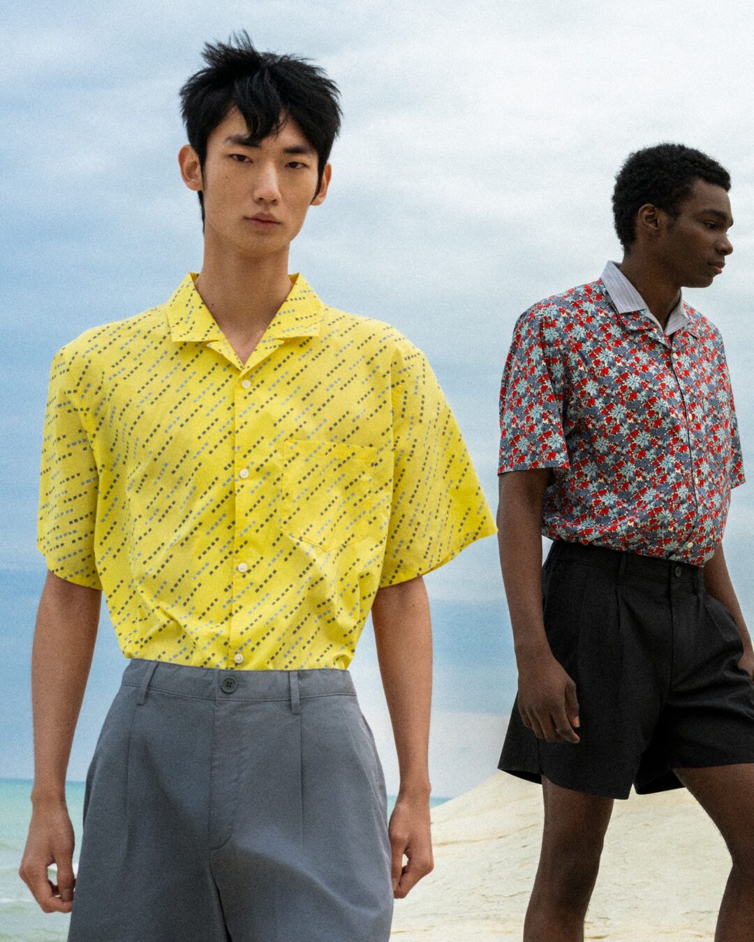 F.RISSOメンズの花柄シャツとショーツ