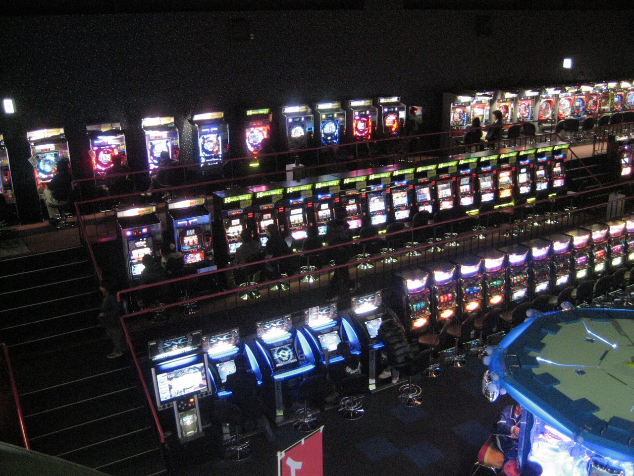 ゲームセンターに並ぶアーケードゲーム機の様子
