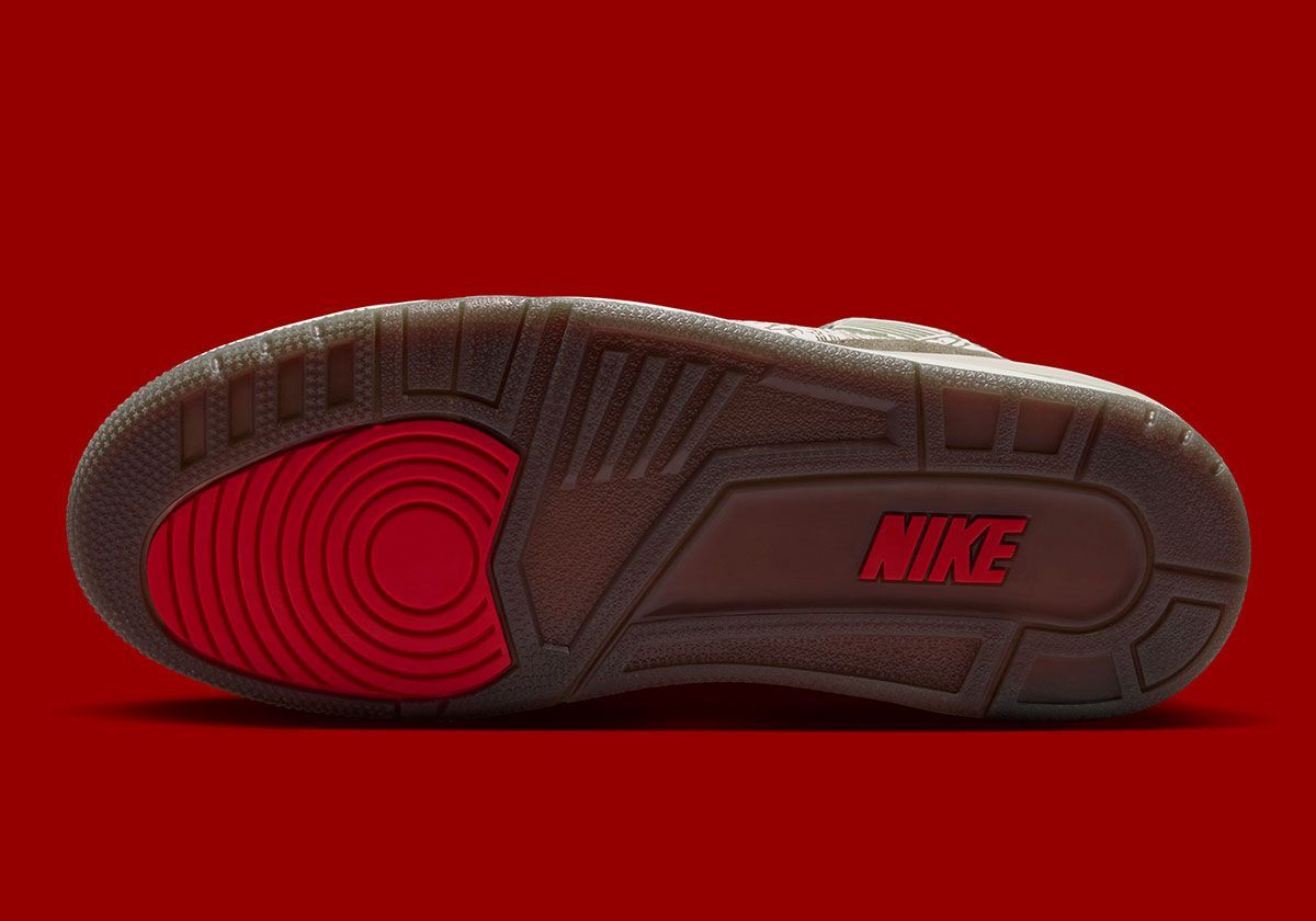 エアジョーダン3レーザーのアウトソール 赤いヒールパーツとNIKEロゴ