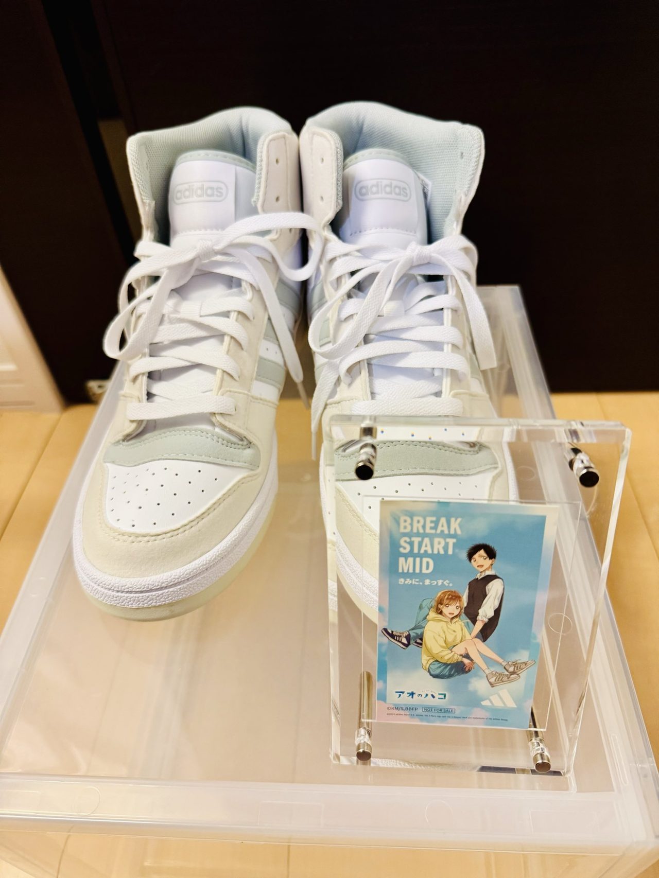 2024年発売のadidas BREAK START MIDの実物写真、ディスプレイカードとともに撮影されたスニーカー