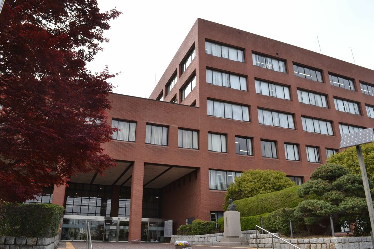 足利市役所本庁舎の外観 豪雨災害の相談窓口が設置されている建物
