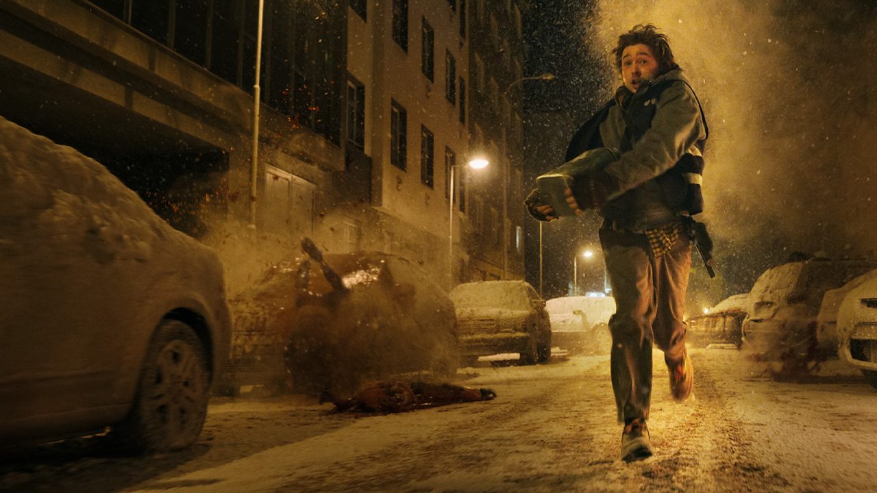 映画バイオハザード2026 主人公ブライアンが雪の街を逃げる予告映像の場面
