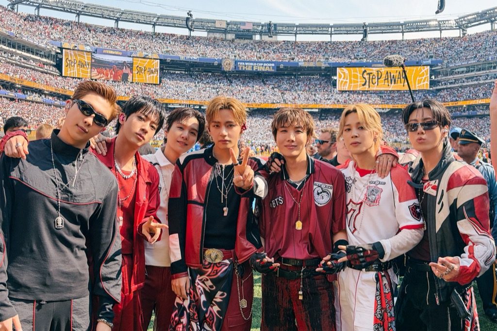 BTS W杯決勝ハーフタイムショー|Dynamite新歌詞と衣装まとめ