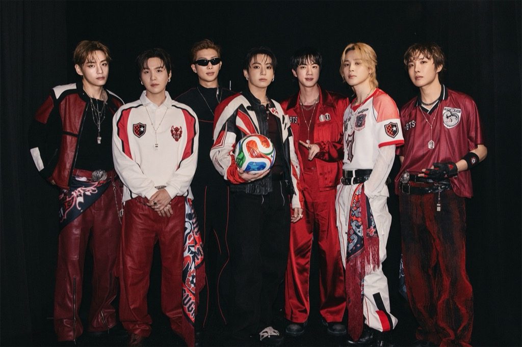 BTS7人が赤と黒を基調にしたレッドデビル風の特別衣装で並ぶ様子