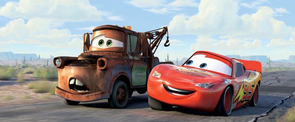 メーターとライトニング・マックィーンが並んで走る場面
