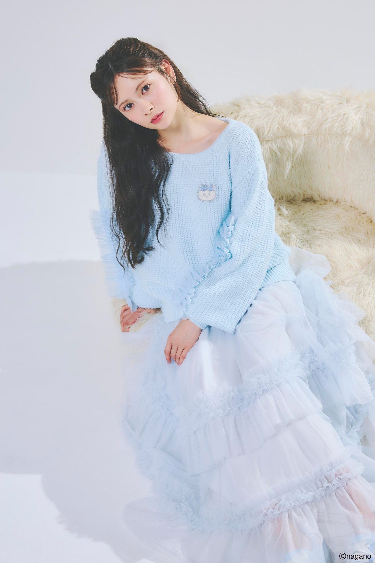 dazzlin×ちいかわ フリルスリーブニットプルオーバー ブルー 着用イメージ