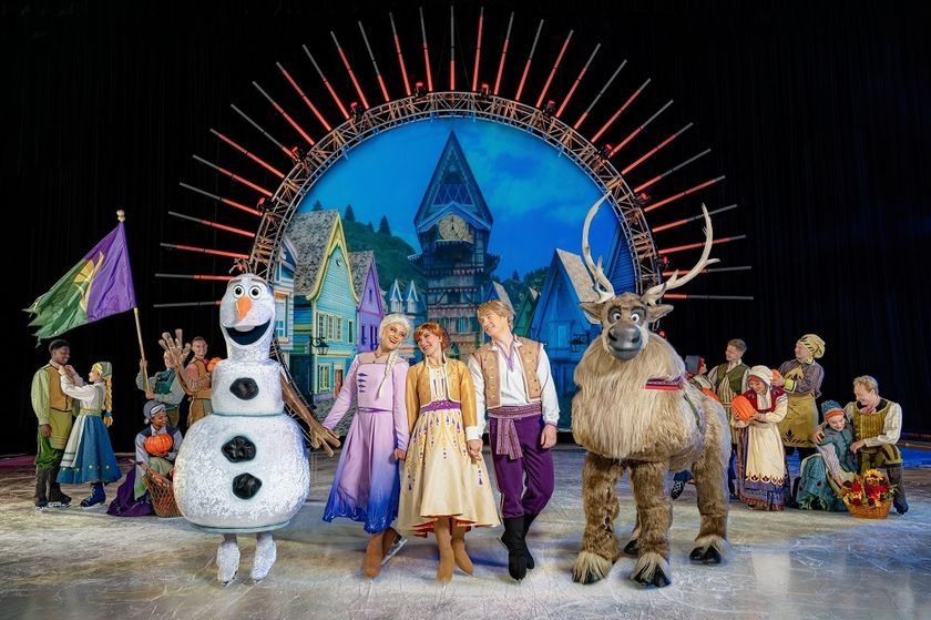 ディズニーオンアイスのアナと雪の女王2の場面、オラフやアナ・エルサ・クリストフが登場
