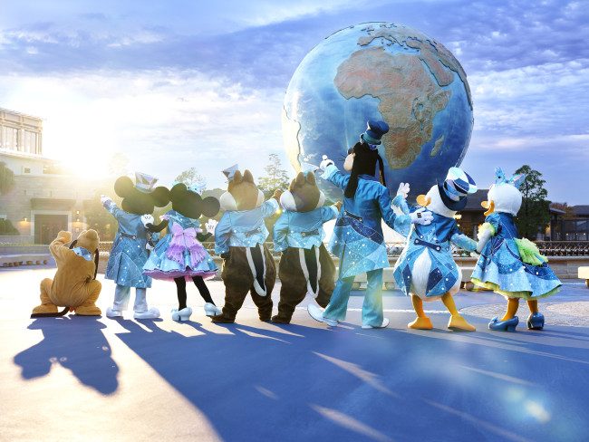 東京ディズニーシー イマジニング・ザ・マジック ミッキーやミニーたちと地球のオブジェ 朝焼けの写真