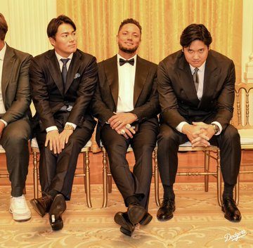 ホワイトハウスで並んで座るドジャースの日本人選手たち