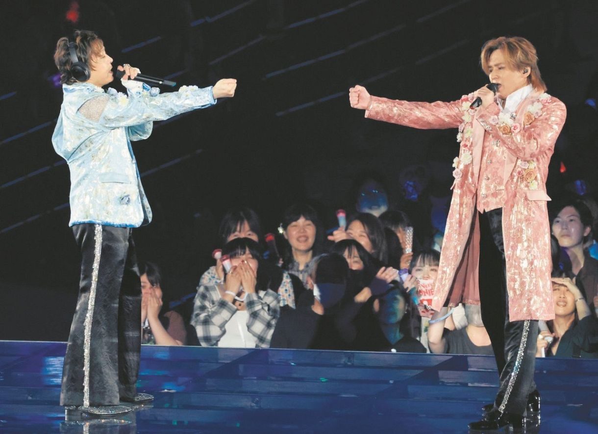 DOMOTO堂本光一と堂本剛が向かい合ってパフォーマンスする様子、客席のファンも映る