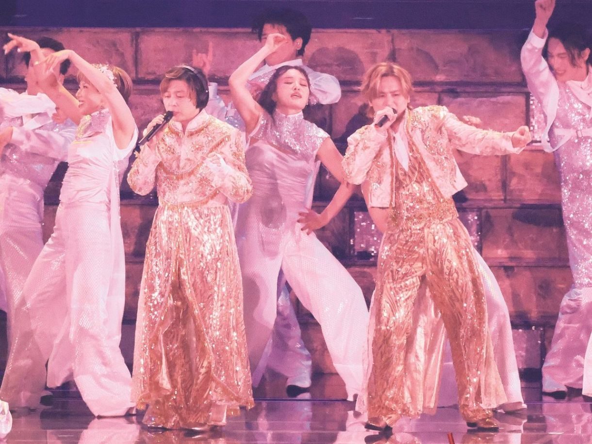 DOMOTO堂本光一と堂本剛がゴールドの衣装でパフォーマンスする様子