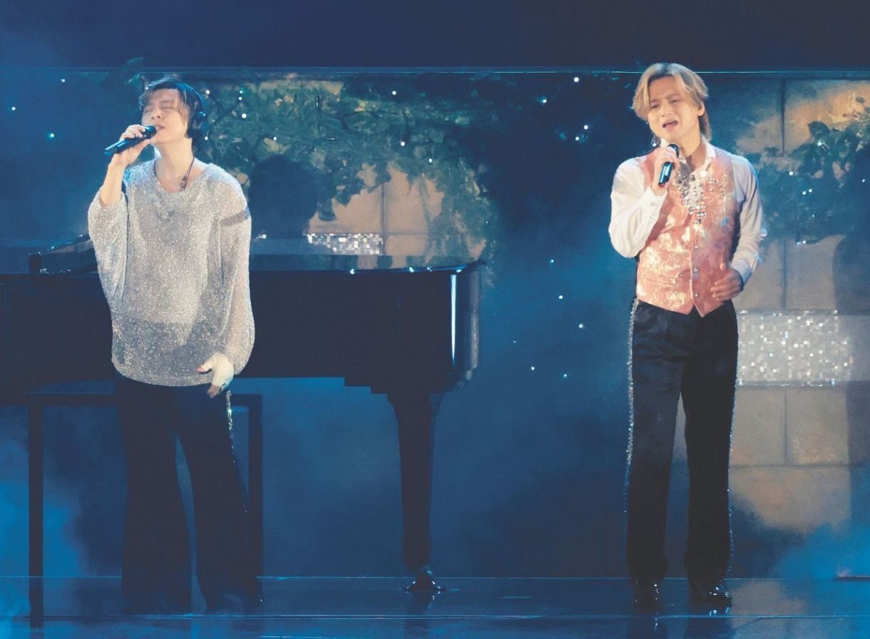 DOMOTO堂本光一と堂本剛がピアノを使ったバラード曲を歌う様子