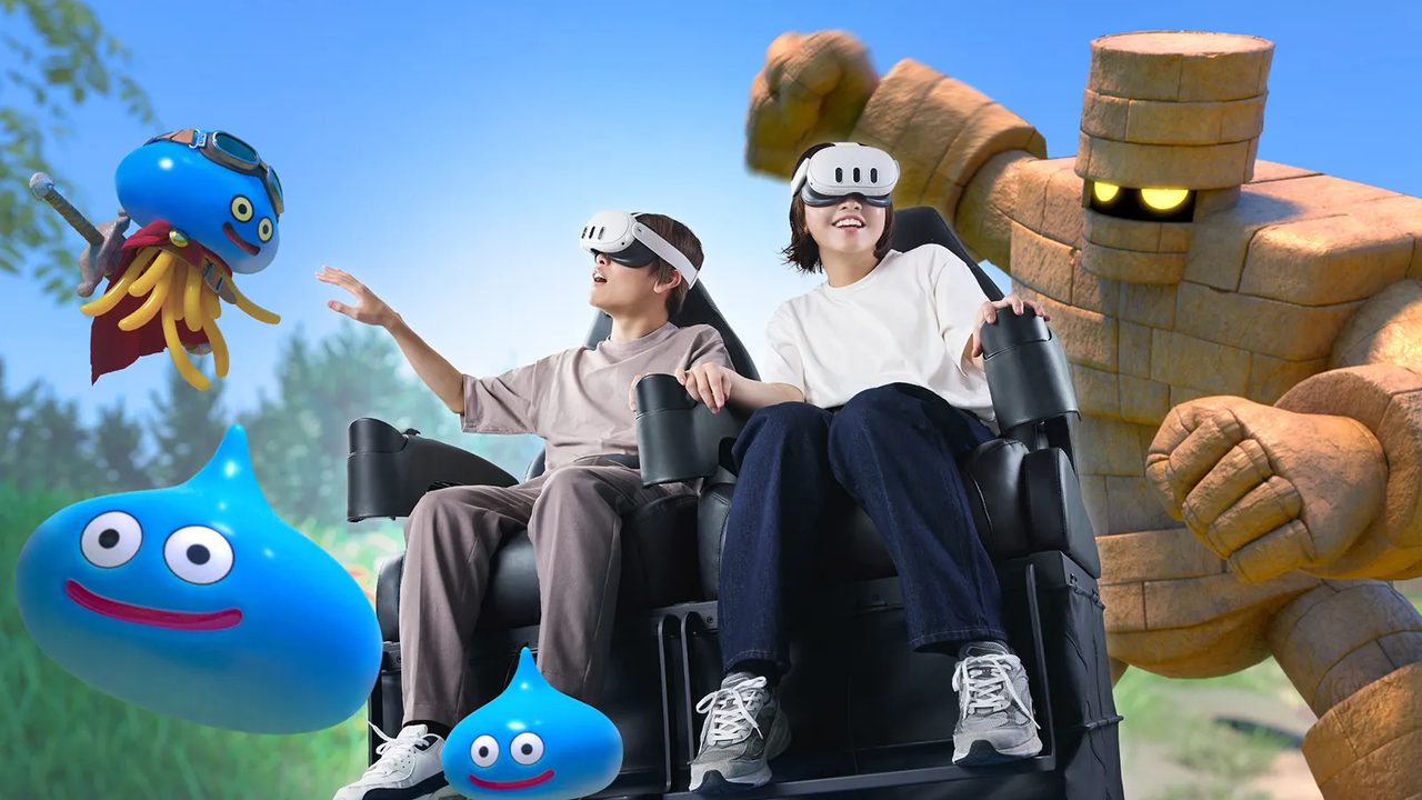 VRヘッドセットとモーションシートでドラゴンクエストの世界を体験する来場者