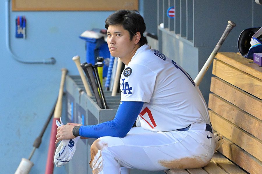 大谷翔平 ダグアウトで試合を見つめる