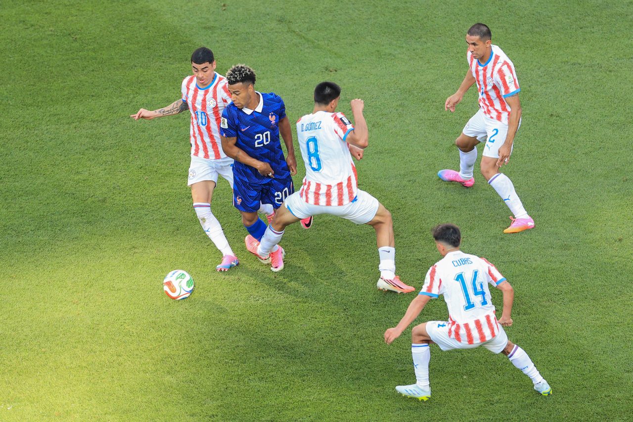 W杯2026 パラグアイの守備陣に囲まれるフランス代表のデジレ・ドゥエ
