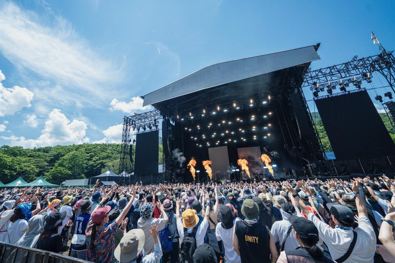 昼の苗場・グリーンステージ。青空の下でのライブがフジロックの定番