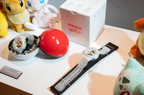 GA-110PKM-7AJR 着用イメージ 赤緑青カラー