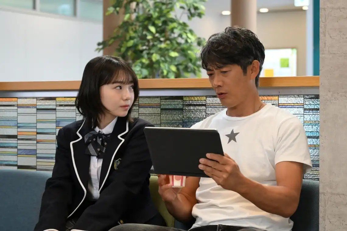 GTOドラマ第2話 鬼塚英吉と生徒のタブレット評価シーン