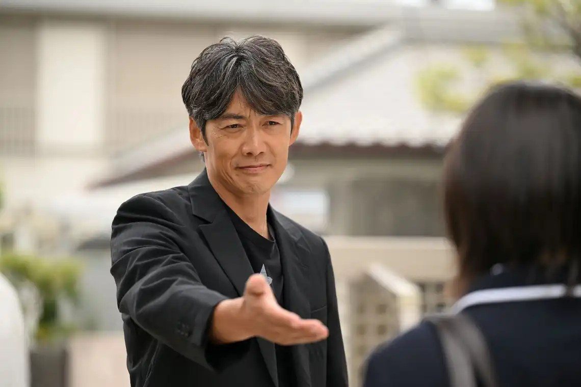 GTOドラマ 鬼塚英吉が生徒に手を差し伸べるシーン