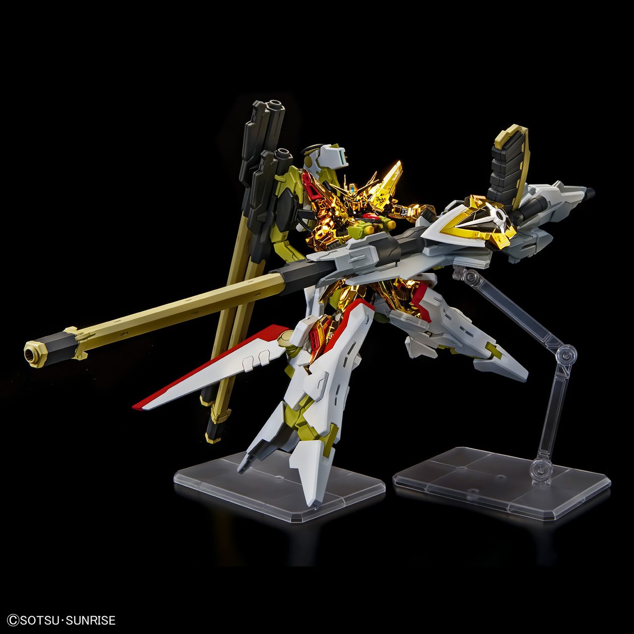 アカツキガンダム(オオワシ装備)にゼウスシルエットを装着したアクションポーズ