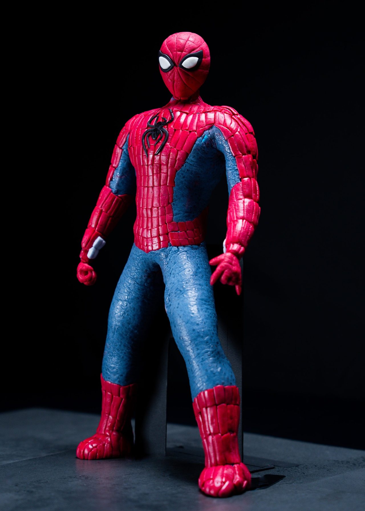 ハイチュウの飴細工で作られたスパイダーマンのフィギュア作品