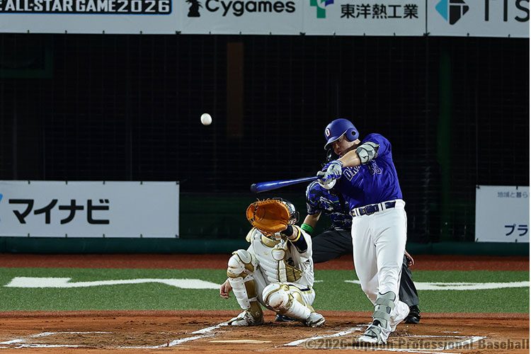 オールスター第1戦でバックスクリーンへ本塁打を放つ細川成也選手