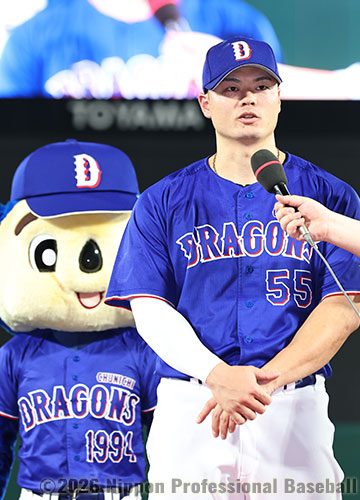 オールスターMVPインタビューに応じる細川成也選手とドラゴンズマスコット