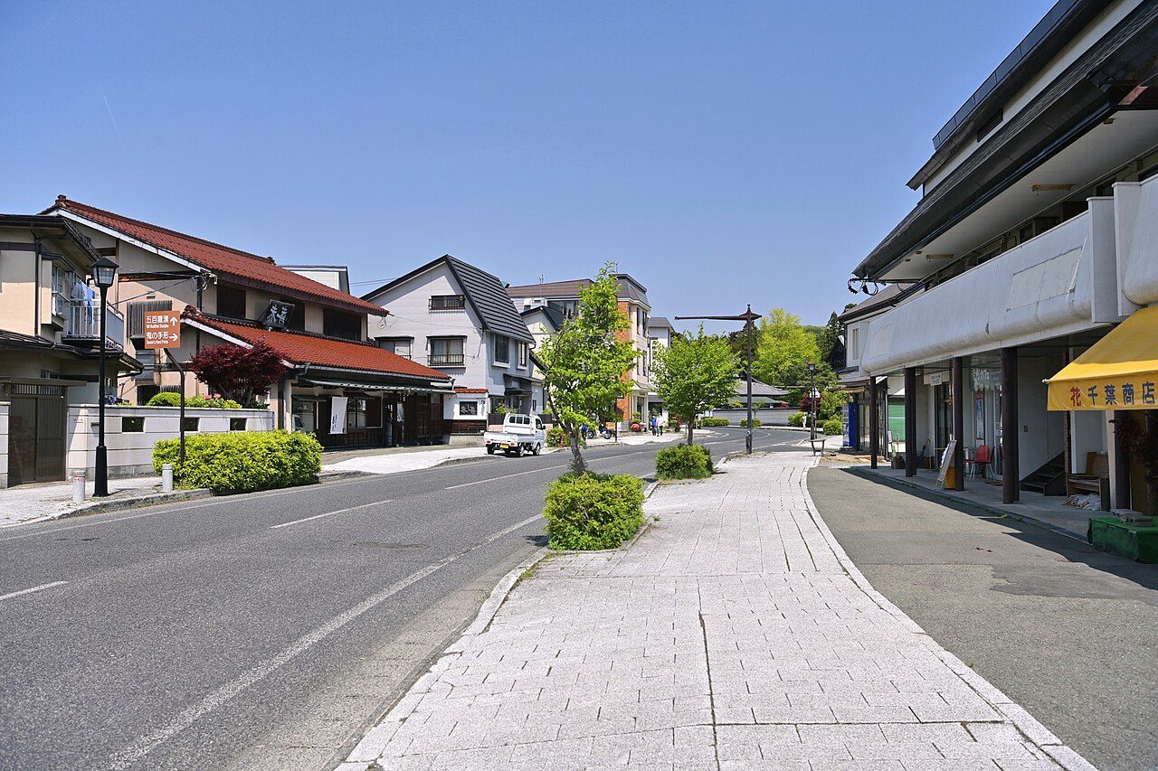 岩手県盛岡市の寺町通り、飲食店や小売店が並ぶ商店街の風景