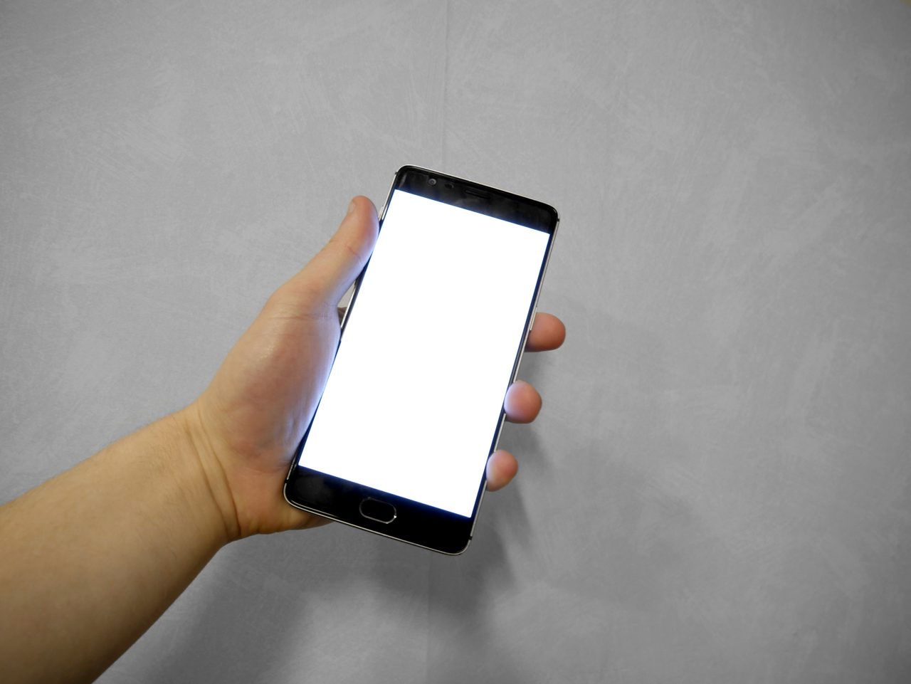 スマートフォンを手に持ってアプリを操作する様子