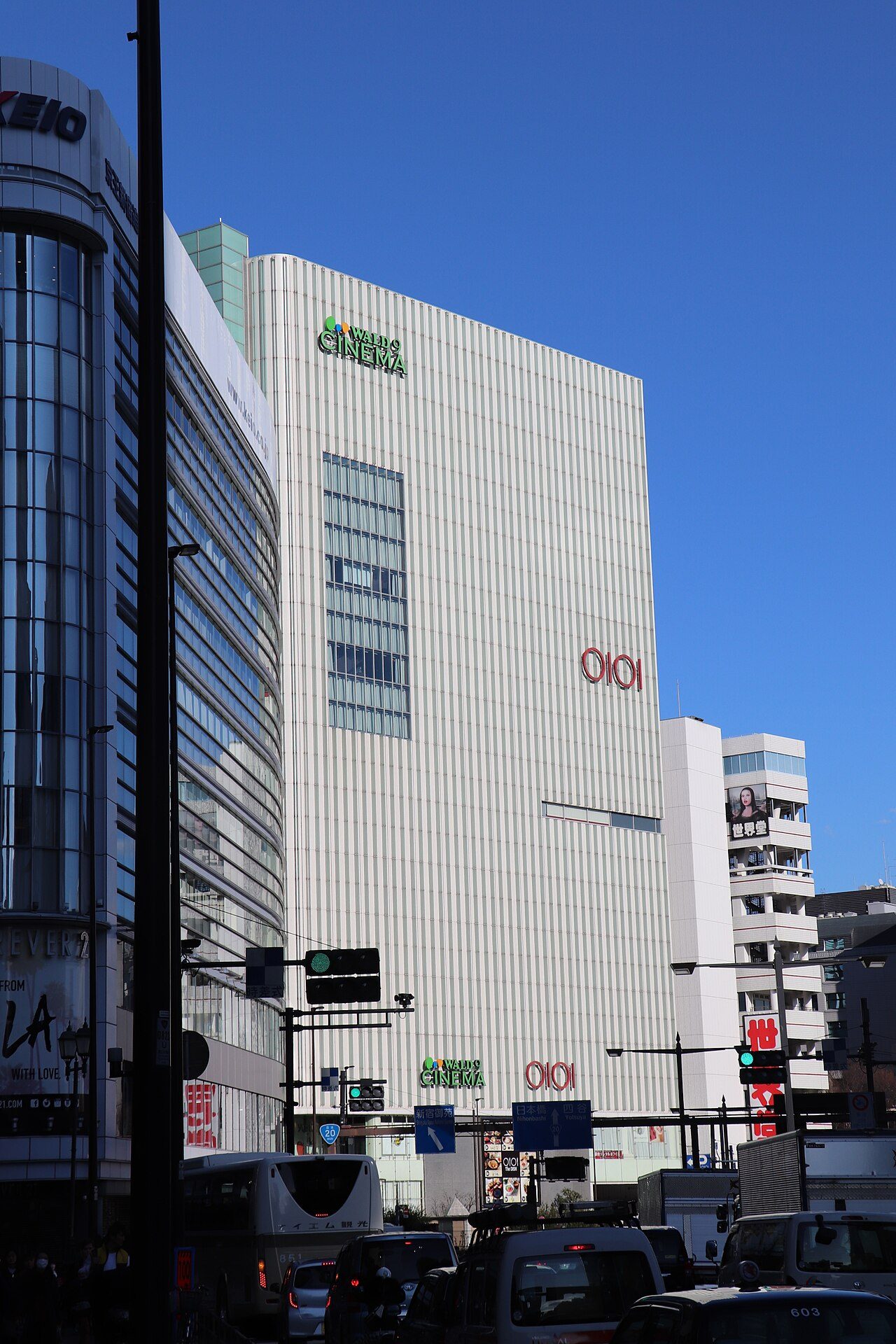 上映館のひとつ新宿バルト9が入る新宿マルイの外観