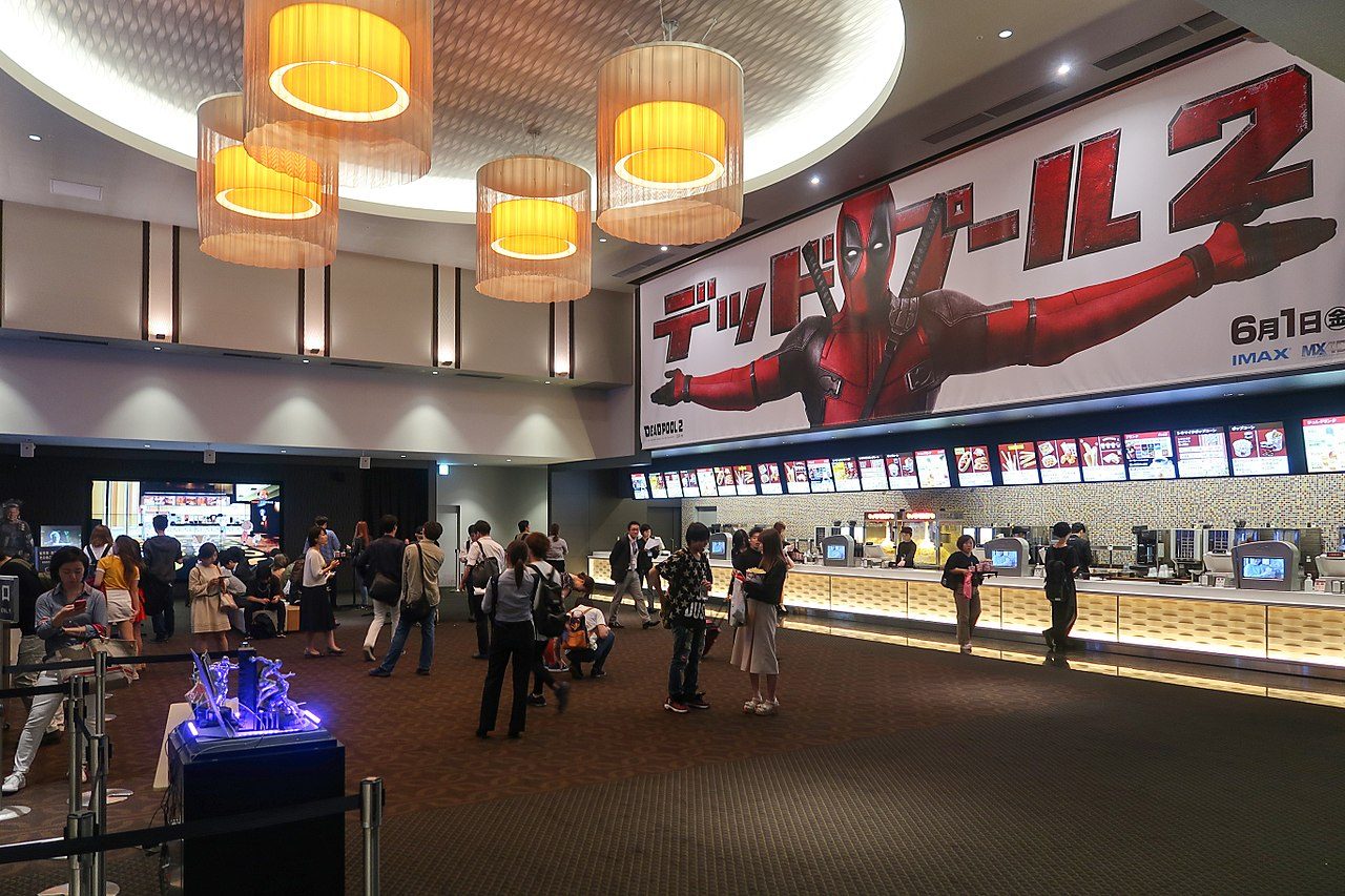 映画館のスクリーンと客席の様子