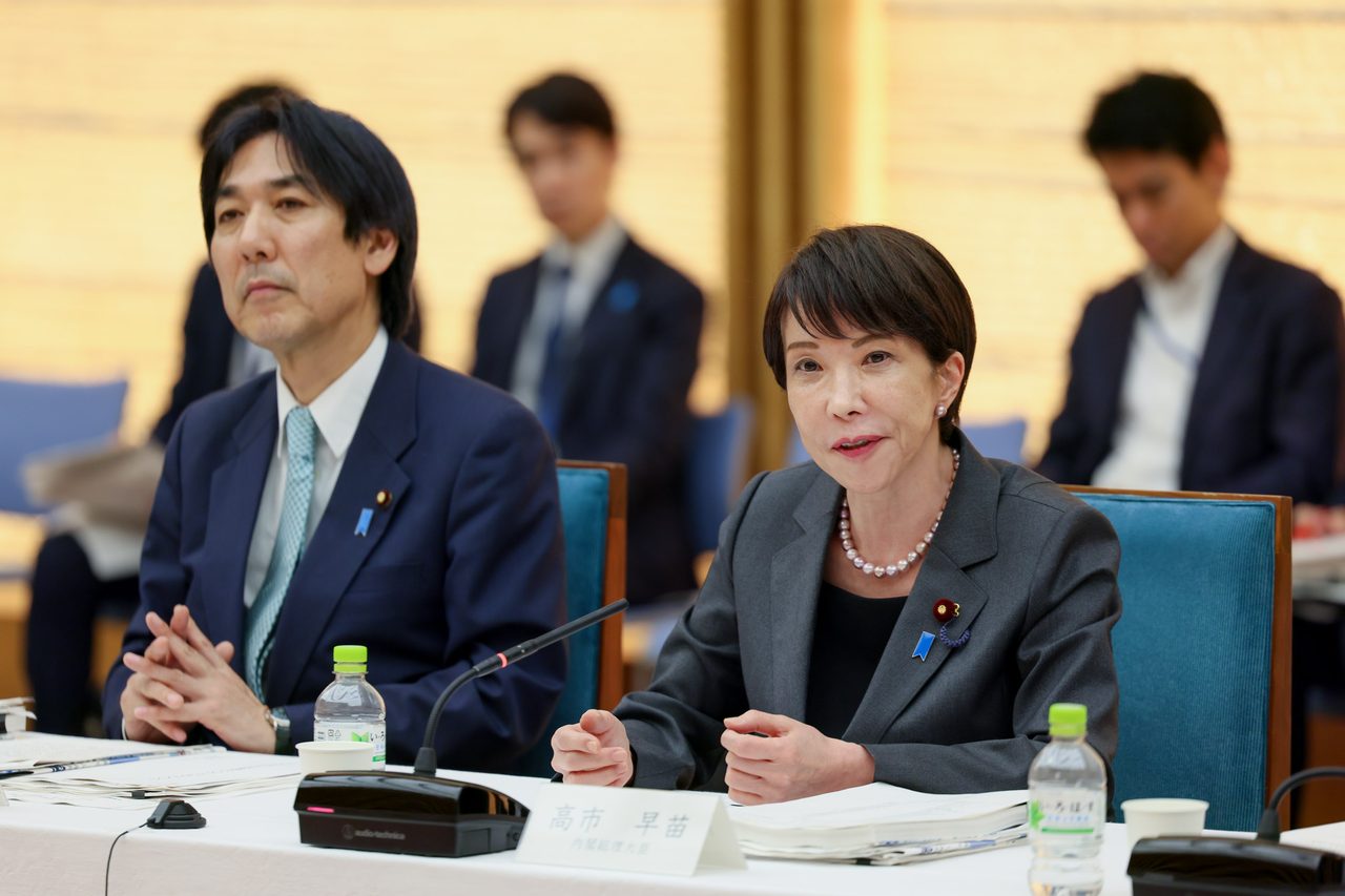 経済財政諮問会議に出席する閣僚と有識者委員