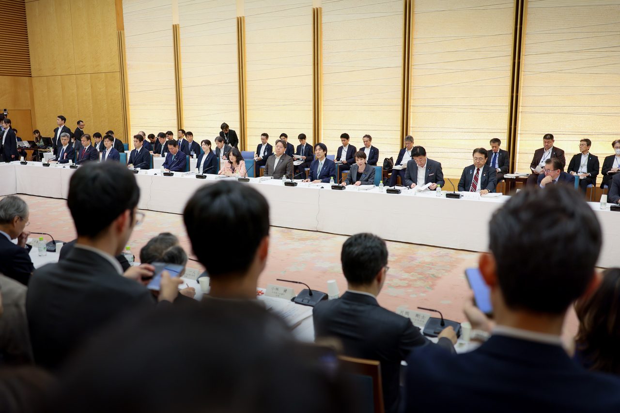 骨太の方針2026の議論資料を確認する経済財政諮問会議のメンバー