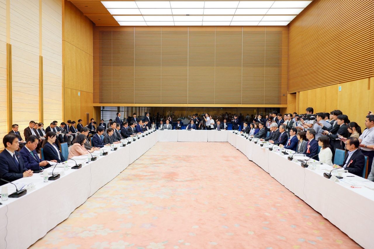経済財政諮問会議・日本成長戦略会議合同会議で発言する閣僚