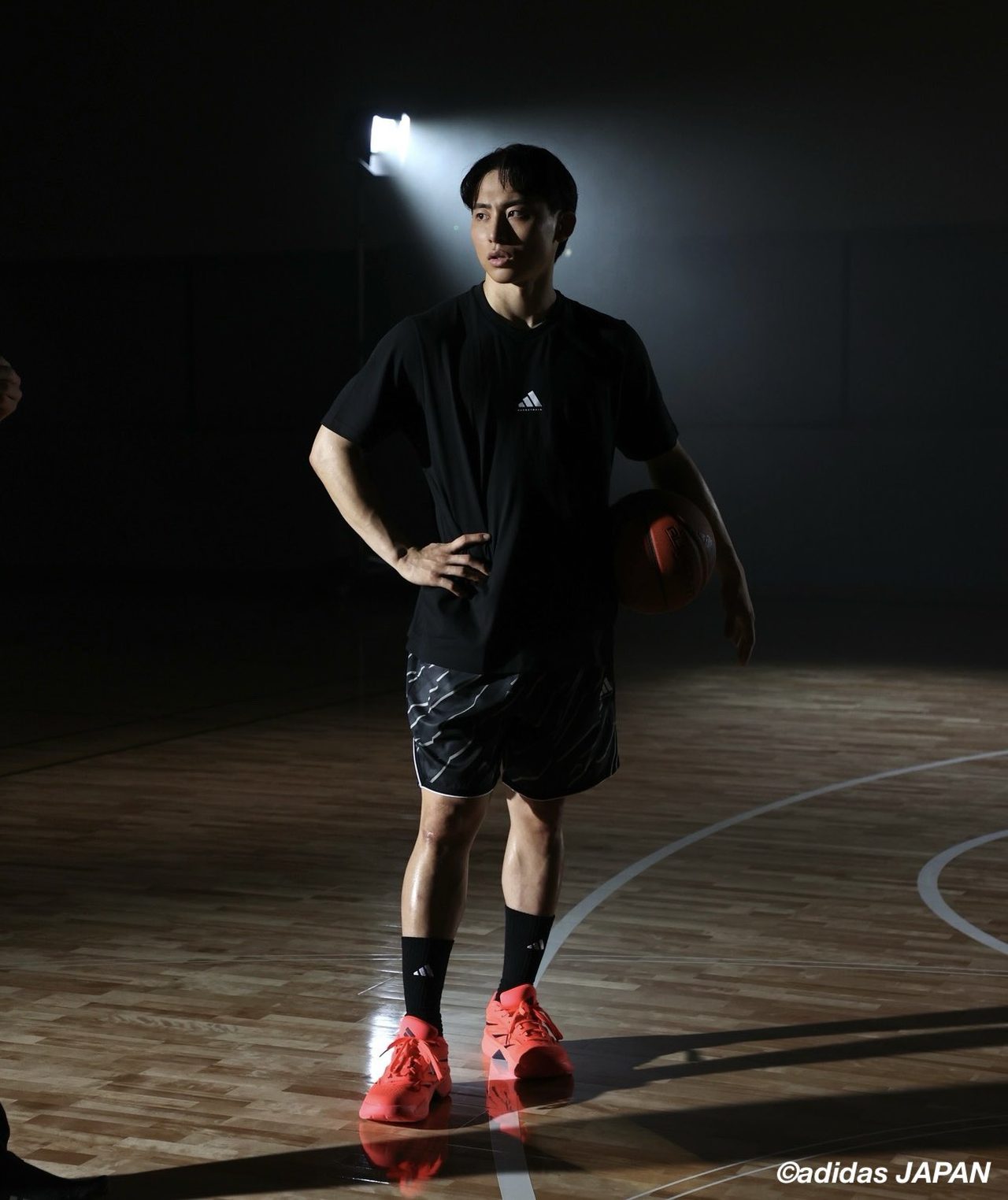河村勇輝 アディダス バスケットボールウェアでボールを持つ写真