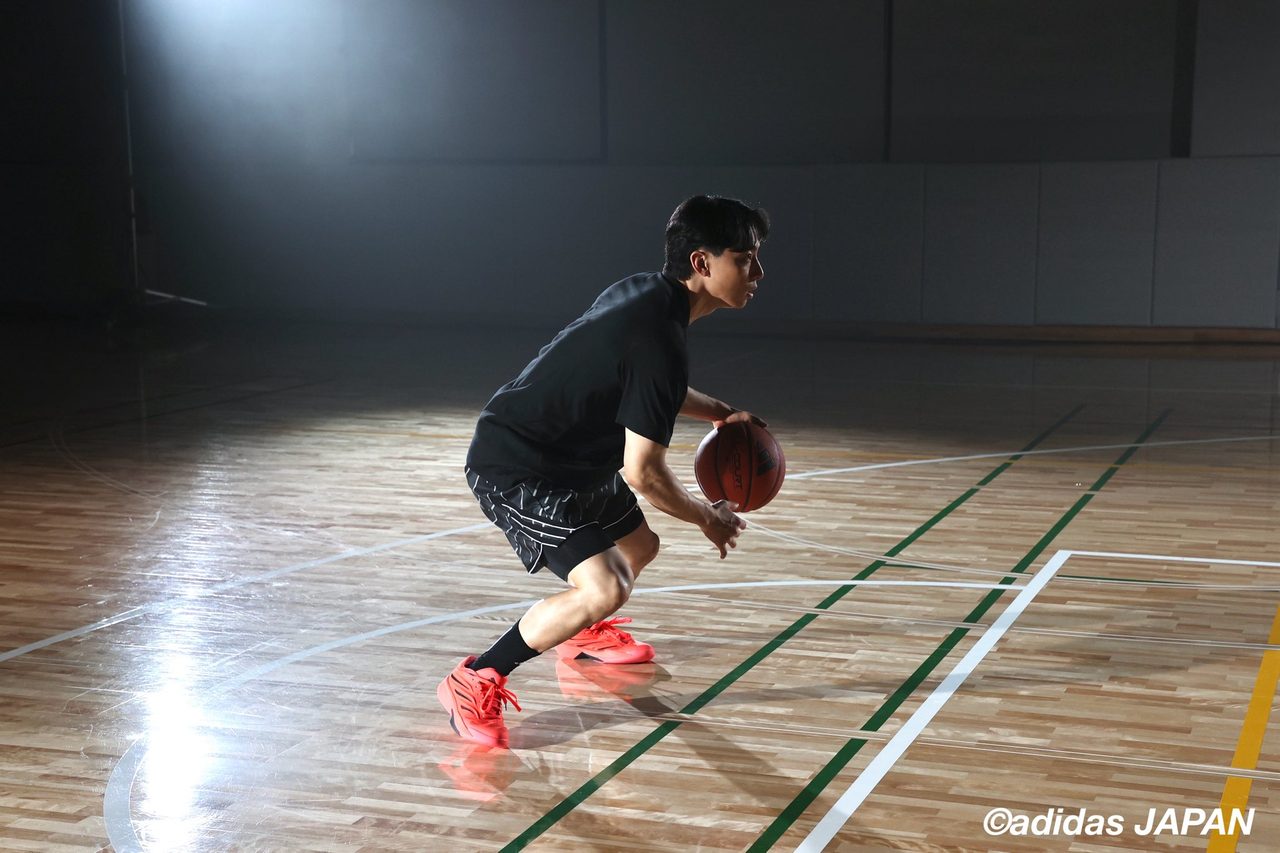 河村勇輝 アディダス バッシュでバスケットボールをする写真