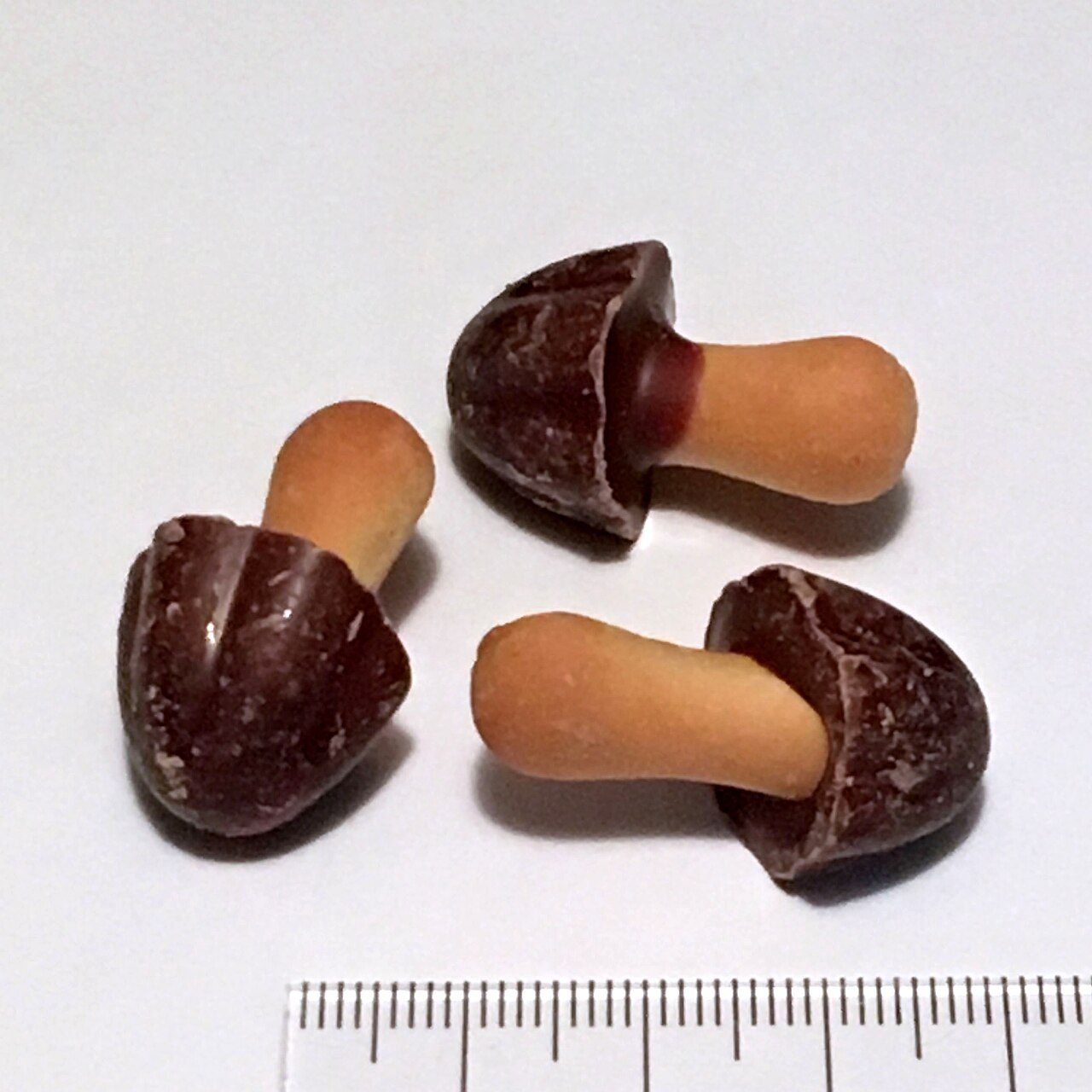 きのこの山のチョコレート菓子のアップ