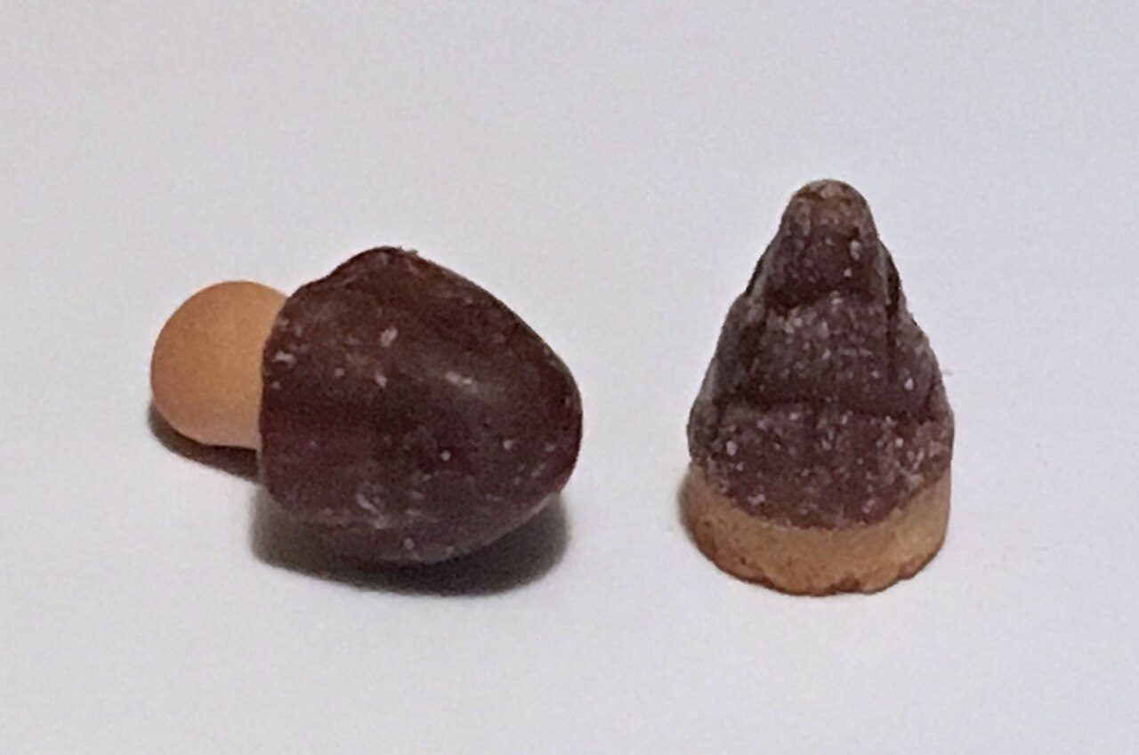 きのこの山とたけのこの里のパッケージが並んだ様子