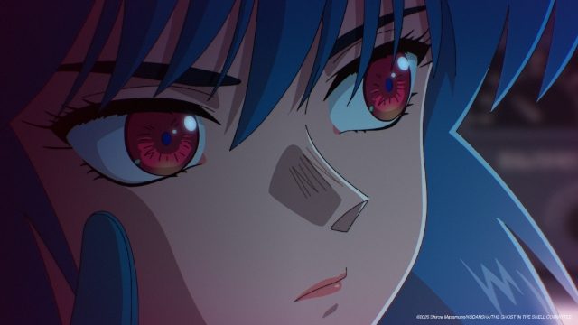 義体の頬に傷を負う草薙素子。緊迫した戦闘シーンにも期待