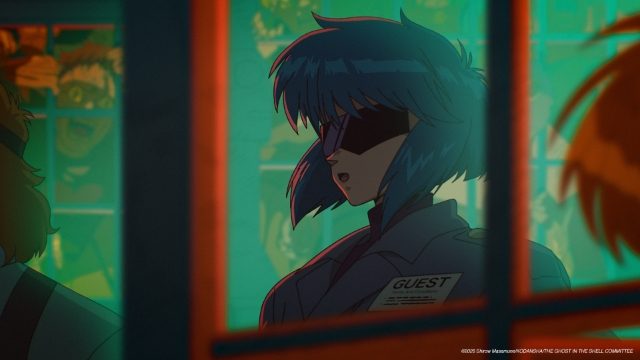 「GUEST」の名札を付けた草薙素子。サイバーパンクな色彩が印象的