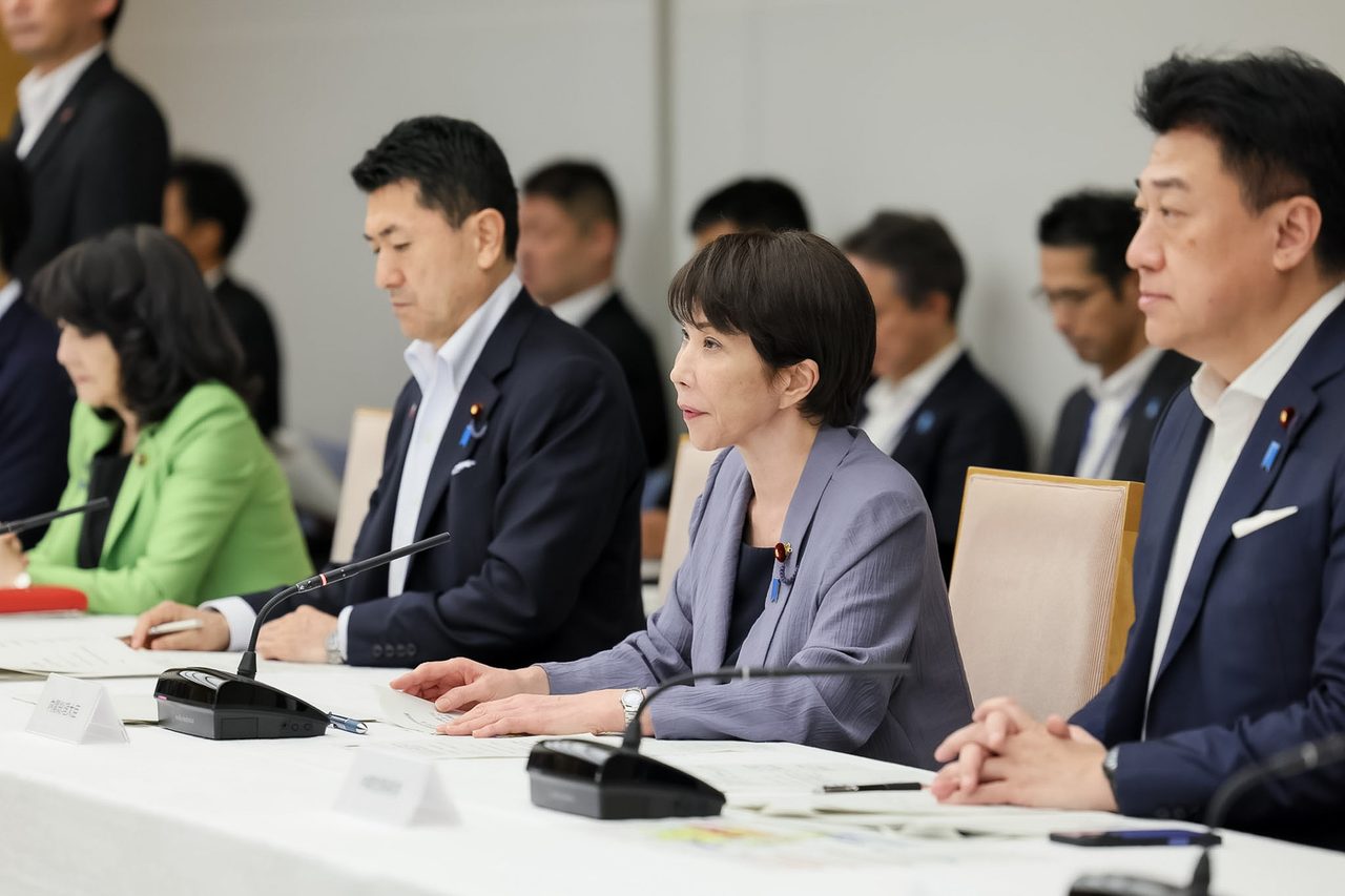 令和8年熊本地震の被災者生活・生業再建支援チーム会議に出席する閣僚ら