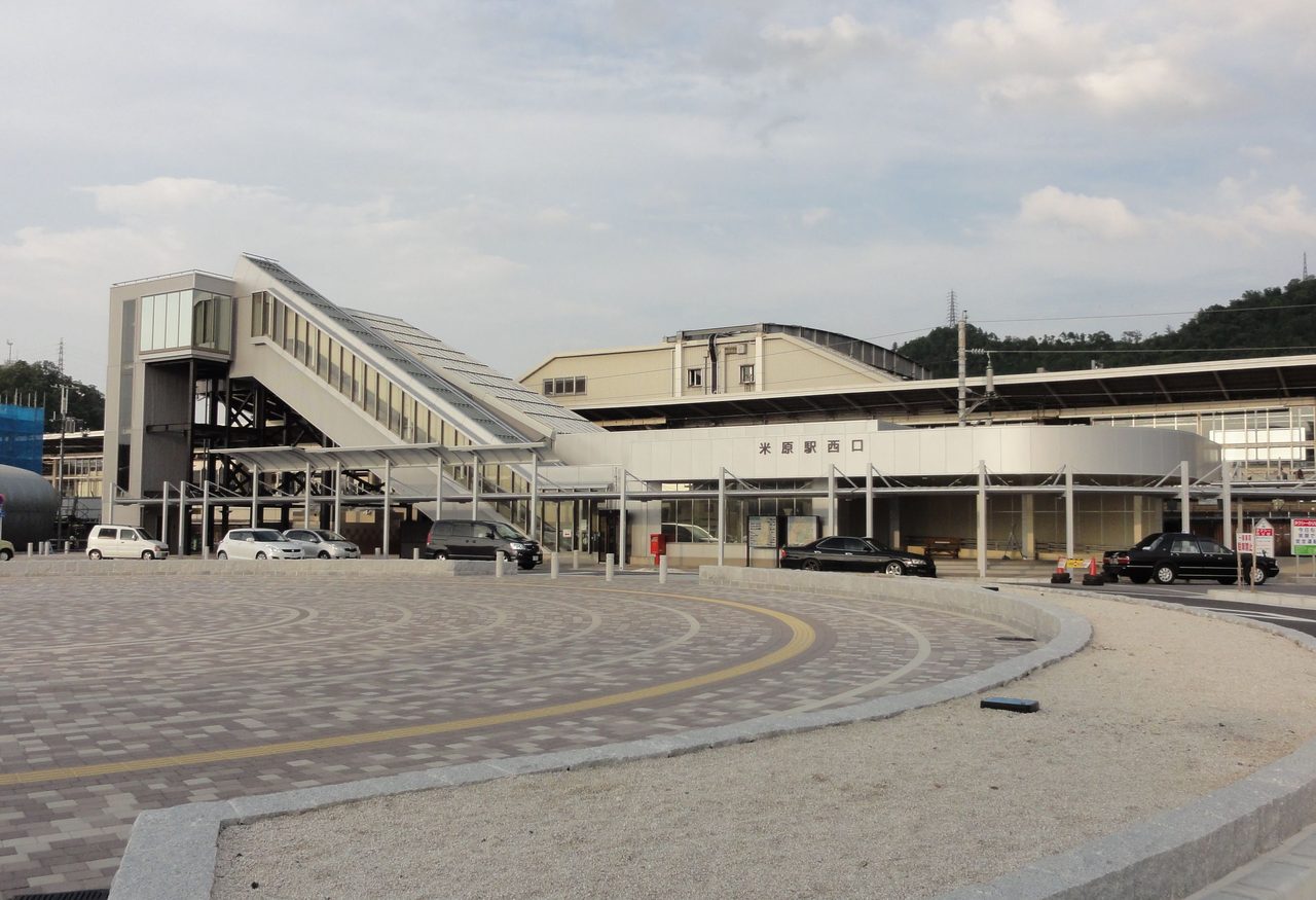 米原ルートの接続点となるJR米原駅